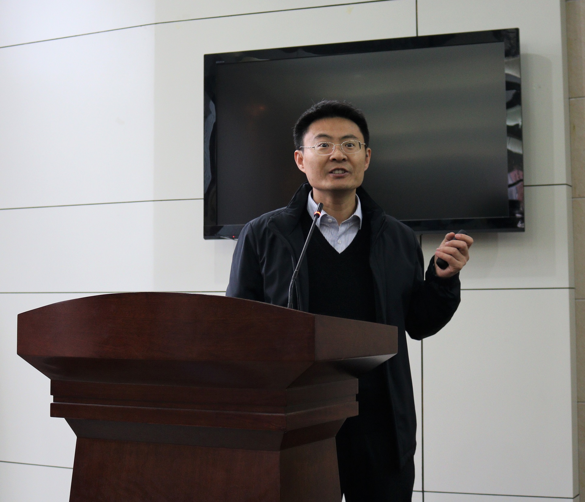 李豪杰教授做报告.jpg 李豪杰教授做报告.jpg